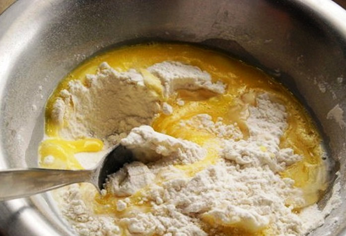 1. Этап. Тесто для кляра: Добавьте его в муку вместе с водой и растительным маслом. Хорошо перемешайте.