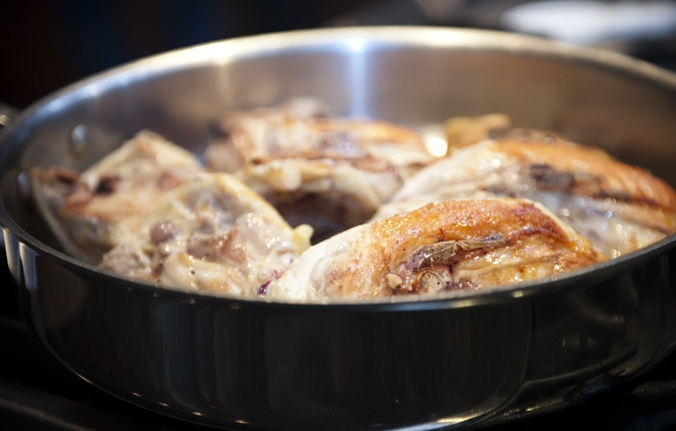 1. Этап. Курица по-римски: Разогреваем сковороду с оливковым маслом. Приправляем куриные грудки солью и перцем, выкладываем и обжариваем с двух сторон, по готовности откладываем на отдельную тарелку.