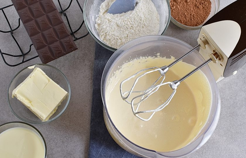 1. Этап. Клубничный торт с шоколадным кремом и глазурью: Взбейте желтки с сахаром до его полного растворения.