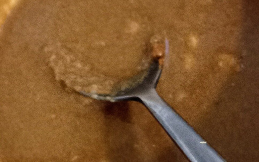 1. Этап. Острый картофельный салат с арахисовым маслом: Сделать заправку, смешав соевый соус, чеснок, сахар, тамаринд, арахисовое масло, перец красный жгучий и лимонный сок.