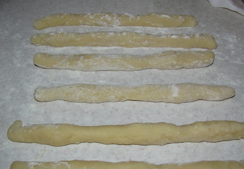 1. Этап. Булочки на кефире без дрожжей: 4. Разделяю тесто на кусочки, раскатываю каждый в тонкую колбаску.