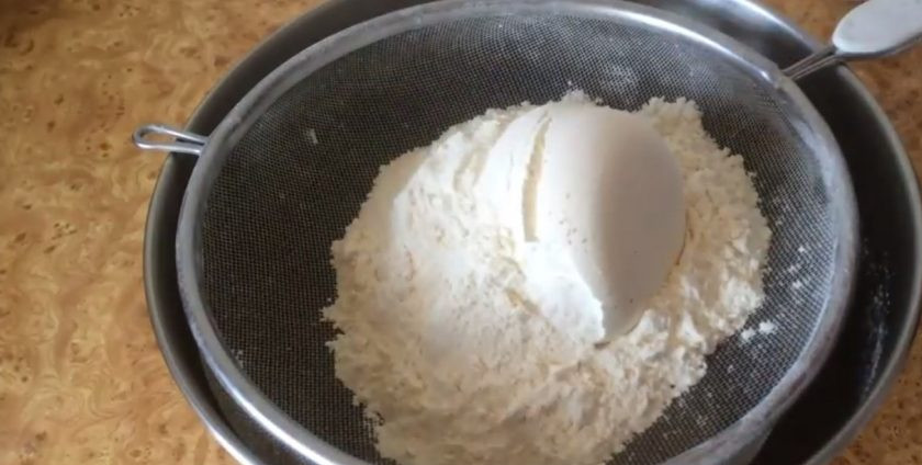 1. Этап. Французский багет на закваске: 2. Разведите закваску водой комнатной температуры, перемешайте и добавьте сахар, соль. Вылейте разведенную закваску в миску тестомеса, добавьте просеянную муку и месите в течение пяти минут на третьей скорости.