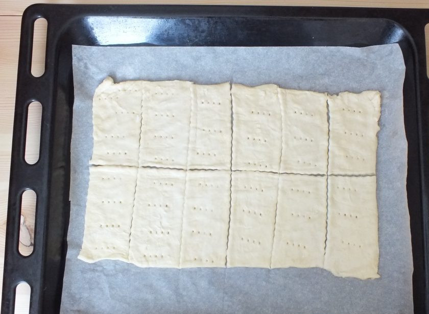 1. Этап. Пирожные с кремом и ягодами: Подготовьте второй пласт теста. Переложите на пергамент и разрежьте на прямоугольники. Смажьте яичным белком и выпекайте при 200 градусов 20 минут.