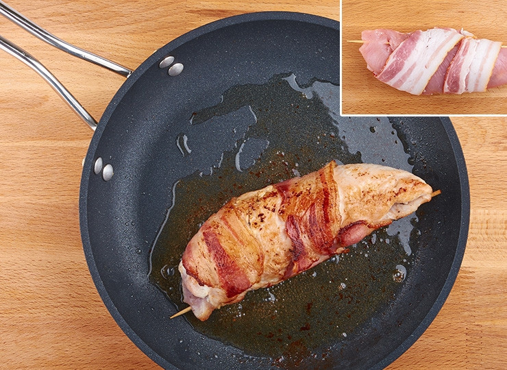 1. Этап. Рулет из индейки с беконом: Оберните рулет полосками бекона, закрепите всё зубочистками. Обжаривайте рулет на сковороде: сначала ту сторону, где шов, таким образом рулет скрепится. Продолжайте жарить до румяной корочки. После обжарки переложите рулет в форму для запекания и поставьте в духовку, разогретую до 180 градусов, на 15 минут.