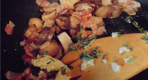 1. Этап. Таглиателли: Сразу же добавьте пропущенный через пресс чеснок с солью и листья тимьяна. Жарьте все вместе 15 минут, помешивая.