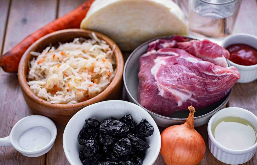 1. Этап. Бигус с черносливом в мультиварке: Подготовьте все необходимые ингредиенты. Капусту белокочанную ополосните. Морковь и лук почистите, ополосните. Чернослив промойте.