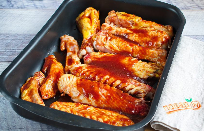 1. Этап. Куриные крылышки в меду: Крылышки разложите на противень, поставьте в разогретую до 180ºС (360ºF) духовку на 35-40 минут. Во время запекания переверните крылышки один раз.