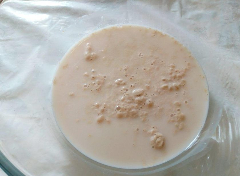 1. Этап. Сдобные булочки, прослоенные штрейзельной крошкой: Молоко подогрейте до тёплого состояния и растворите в нём дрожжи для ускорения их активизации и более быстрого последующего подъёма теста.