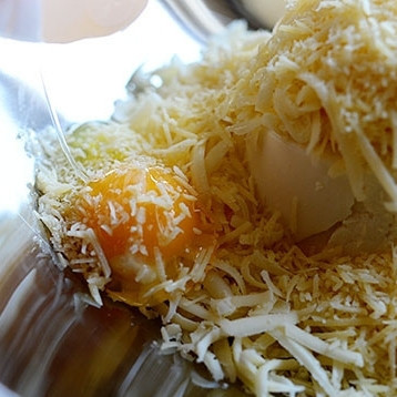 1. Этап. Запеканка с пастой, фаршем и сыром: Моцареллу, пармезан и рикотту натираем на терке. Смешиваем в миске три вида сыра, туда же разбиваем яйцо. Перемешиваем.