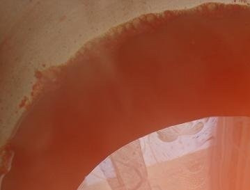 1. Этап. Огурчики в заливке: Теперь необходимо приготовить маринад. Для этого в кастрюльку влейте воду, поставьте её на плиту, включите огонь и доведите до кипения. Бросьте в воду уксус, сахар, соль, кетчуп и снова дождитесь, пока заливка закипит.