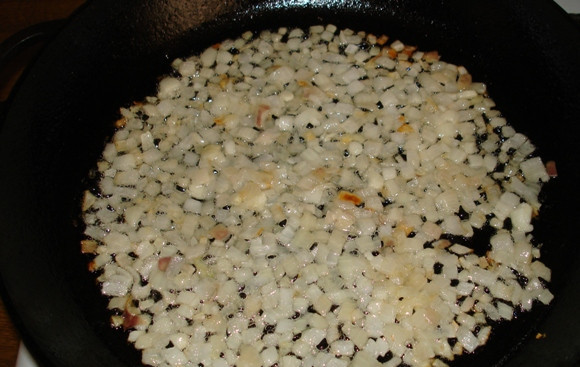 1. Этап. Жареные кабачки с мясом: Мелко нарезаем еще одну луковицу и обжариваем ее на сковороде до золотистости.