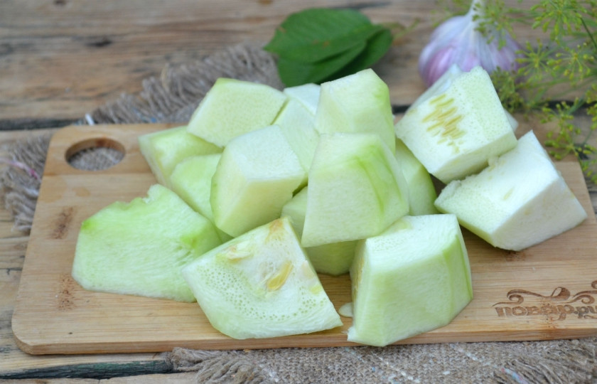 1. Этап. Малосольные кабачки быстрого приготовления: Нарежьте кабачки средними кусками произвольной формы.