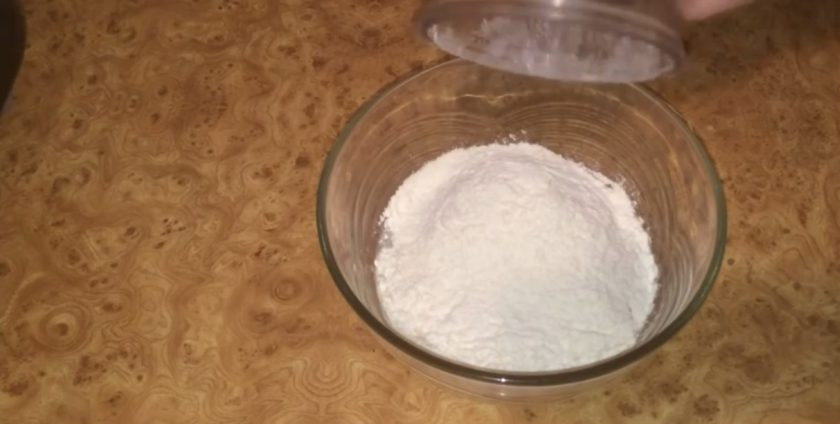 1. Этап. Паровые булочки (штрули): 2. Опару разбавьте водой и хорошо перемешайте. Добавьте разведенную опару в миску тестомеса и перемешайте, чтобы мука и вода соединились. Выключите тестомес и оставьте на 20 минут.