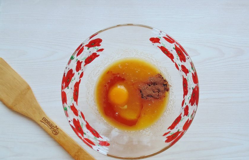 1. Этап. Коврижка с абрикосами: Разбейте в миску яйцо, добавьте корицу. Заварите примерно четверть стакана крепкого чёрного чая. Влейте 50 мл. в миску.