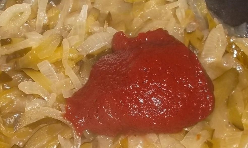 1. Этап. Солянка традиционная: 6. К овощам на сковороде добавляю томатную пасту после того, как выпарилась вся жидкость.