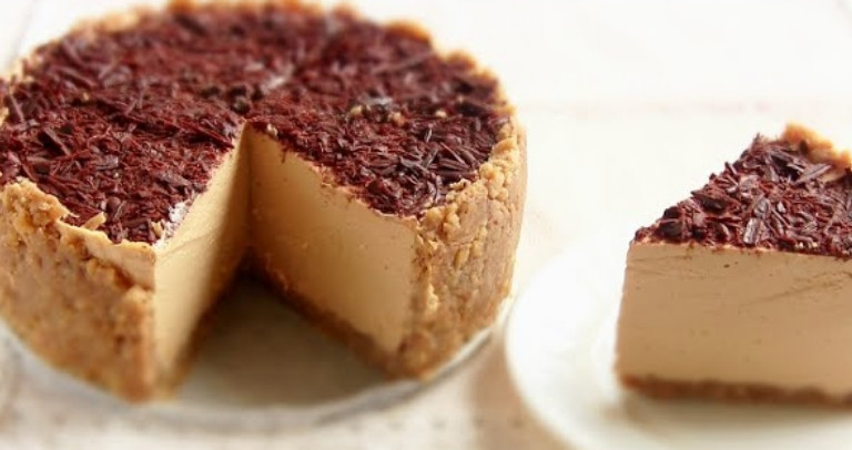 1. Этап. Чизкейк Карамельный по-домашнему со сгущенкой: 8. Украсьте чизкейк шоколадной крошкой. Извлеките из формы и подавайте!