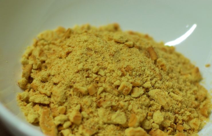 1. Этап. Пирог с лимонной начинкой: Печенье сильно крошим.