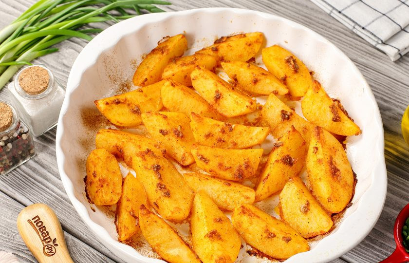 1. Этап. Картофельные дольки с сыром в духовке: Запекайте картофель в духовке при температуре 180-200 градусов около 30 минут (ориентируйтесь на свою духовку и готовность картофеля, достаточно проткнуть картошку ножом, она должна быть мягкая).