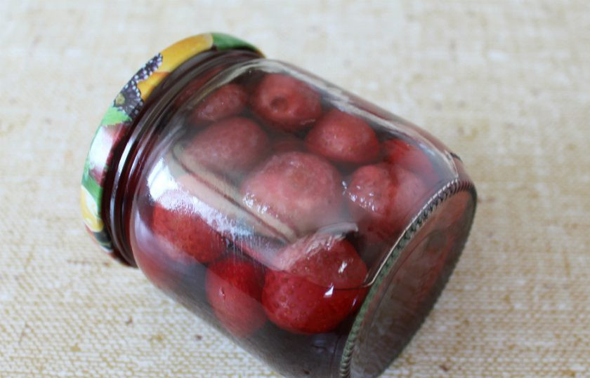 1. Этап. Настойка из клубники на водке: Вот так выглядит настойка через 5 дней. Сахар полностью растворился, клубника стала светлой, а напиток приобрел насыщенный цвет.