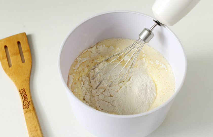 1. Этап. Пирог с мандаринами на кефире: Насыпьте муку.