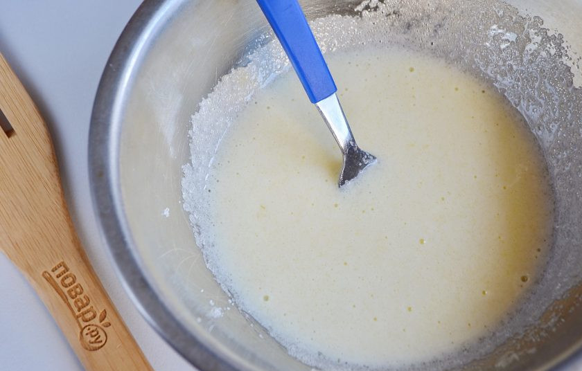 1. Этап. Плюшки Для любимых: Желтки разотрите с 100 г сахара до посветления массы.