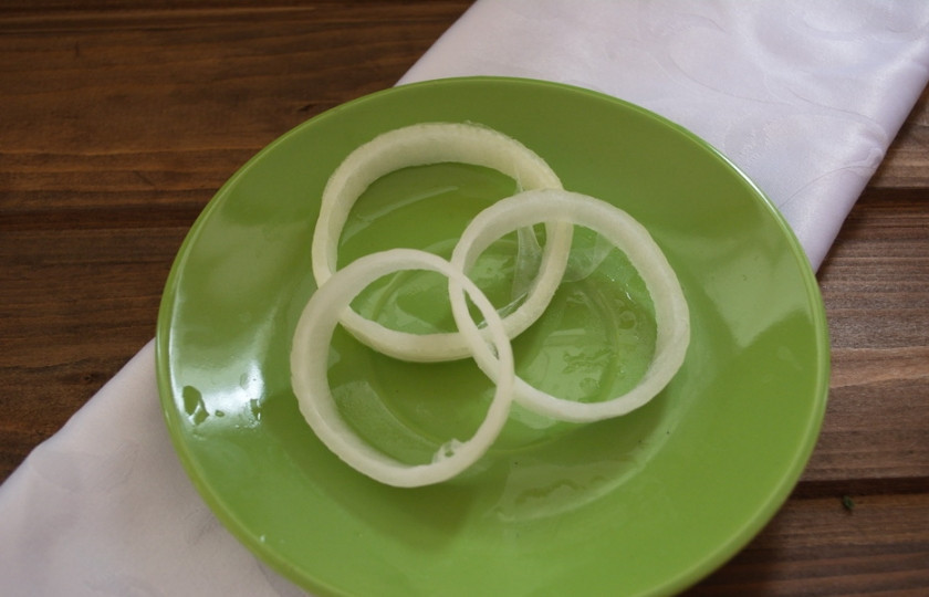 1. Этап. Бифштекс с яйцом: Репчатый лук крупного размера нарезать на кольца. В сковороду кладем крупные кольца.