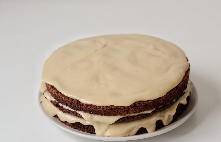 1. Этап. Шоколадный торт с кардамоном: Промажьте коржи кремом.