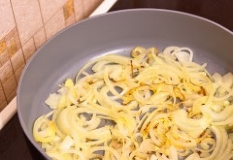 1. Этап. Картошка с морковью: Нагреваем на сковороде растительное масло и обжариваем лук.