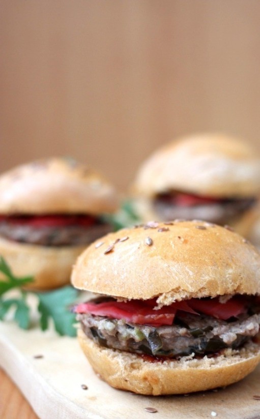 1. Stage. Hamburger with tomato buns: Bon appetit!