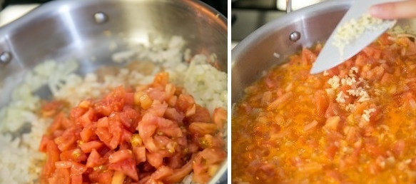1. Этап. Кальмары с рисом: 4. На отдельной сковороде обжарьте вторую луковицу, измельченную кубиками, пару минут. Выложите остальные помидоры и тушите 3-5 минут. Добавьте измельченный чеснок в соус, щепотку соли, сахара и по вкусу перец.