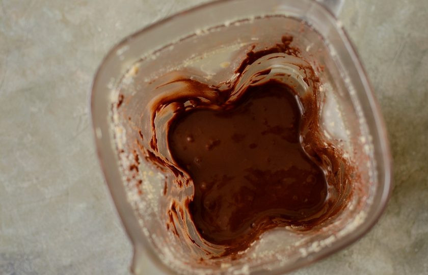 1. Этап. Веганская нутелла: Влейте растопленный шоколад и измельчите до однородной консистенции.