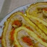 1. Этап. Рулет из фарша: Готовый рулет завернуть в фольгу, положить на противень. В противень налить немного воды. Поставить запекаться в духовку на 45 минут при температуре 180 градусов. Подавать рулет можно и холодным, и горячим. Приятного аппетита!