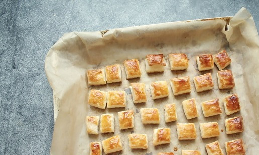 1. Этап. Закуска Малышки с тунцом: Поставьте противень в горячую духовку и выпекайте в течение 10-12 минут, чтобы они пропеклись, поднялись и стали румяные. Выньте противень из духовки и остудите.