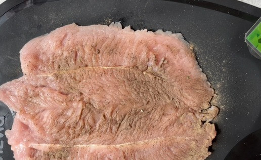 1. Этап. Руладин из индейки под брусничным соусом: Посолите и поперчите.