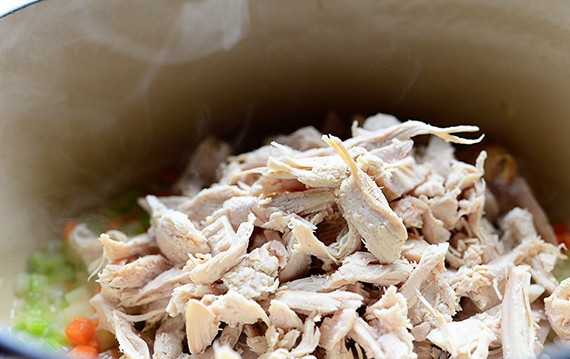 1. Этап. Пирог в горшочке с курицей и овощами: 2. Добавьте к овощам мелко нарезанное мясо курицы. Посыпьте сверху мукой, влейте бульон.