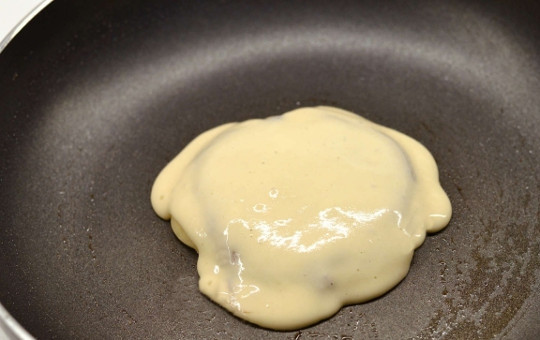 1. Этап. Панкейки с начинкой внутри: Сверху шоколадного слоя выливаем еще столовую ложку теста. Обжариваем полминуты — и переворачиваем. Жарим панкейк еще около минуты.