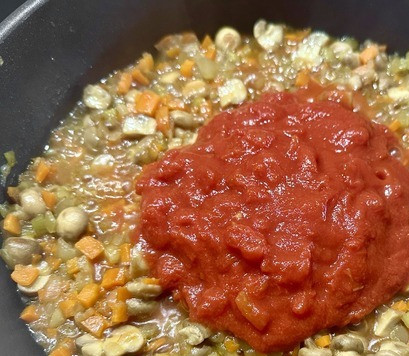 1. Этап. Солянка. Семужий бульон и прочее: Помидоры. Не оказалось свежих в запасе. Баночка «рубленых в собственном соку» в дело пошла.