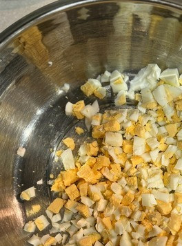 1. Этап. Рождественский салат Оливье: В глубокую емкость нарезать кубиком отварные яйца