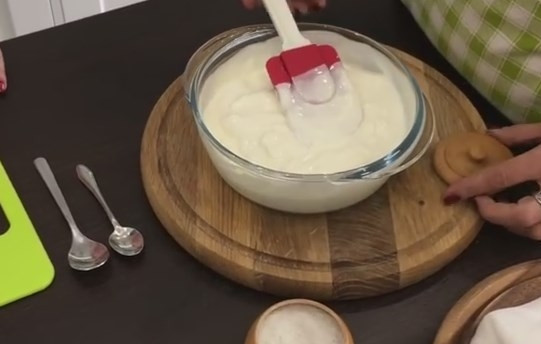 1. Этап. Сыр Филадельфия (легкий и вкусный рецепт): 3. В эту масса отправьте чайную ложку соли без горки и хорошенько перемешайте.