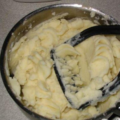 1. Этап. Рыбный пирог с сыром Чеддер: 3. Добавить масла и три столовых ложки молока, в котором готовилась рыба, к картофелю, и сделать пюре. Добавить приготовленный горошек к пюре и перемешать.