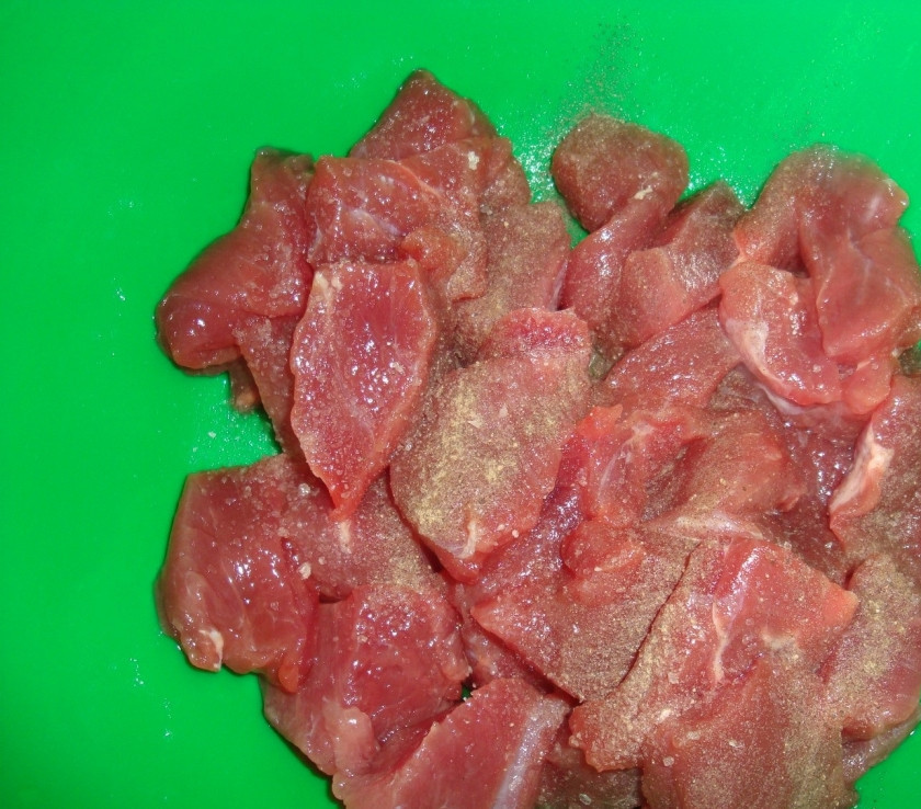 1. Этап. Мясо в мультиварке жареное: 2. Нарезанную говядину посолить по вкусу. Добавить любимые специи по вкусу. Можно использовать уже готовые приправы для мяса или собрать их самостоятельно.