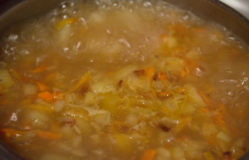 1. Этап. Рыбный суп с картофелем: Когда картофель будет почти готов, выложите к нему зажарку. Варите все вместе 10 минут до готовности морковки.