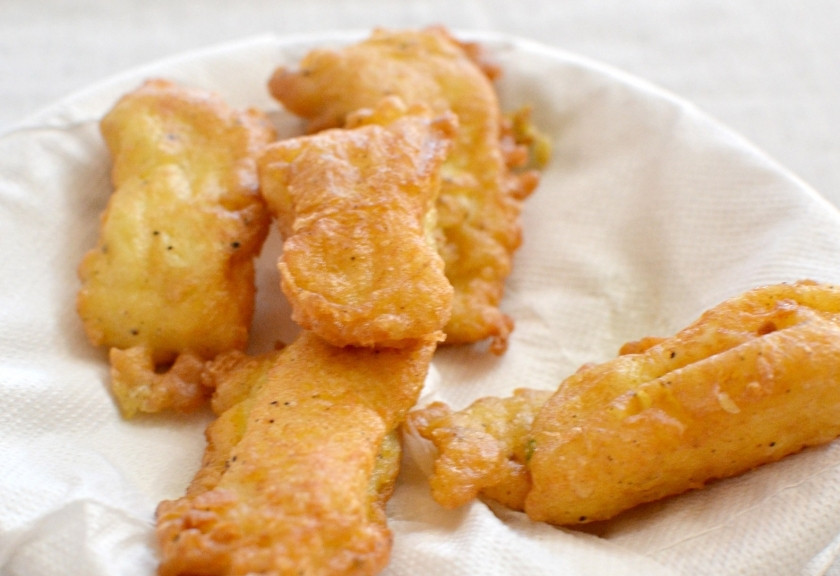 1. Этап. Рыба и чипсы: Готовую рыбу выложите на бумажную салфетку, чтобы впитался лишний жир.