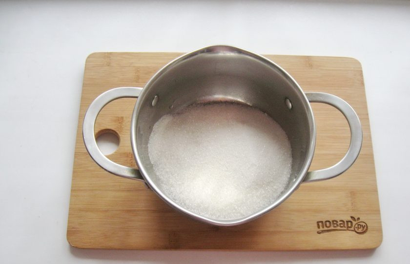 1. Этап. Белковый крем с агар-агаром: Приготовьте сироп. Насыпьте сахар в кастрюлю с толстым дном.