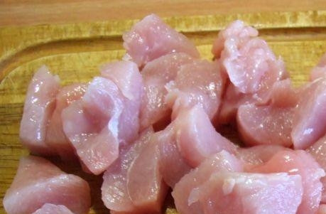 1. Этап. Индейка, тушенная с черносливом в сметане: Индейку промойте в проточной воде, удалите прожилки и пленочки, обсушите само филе бумажными полотенцами, нарежьте его средними кусочками.