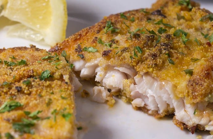 1. Этап. Тиляпия в кляре: Рыбка готова! Украсьте её свежей петрушкой и подавайте на стол!;)