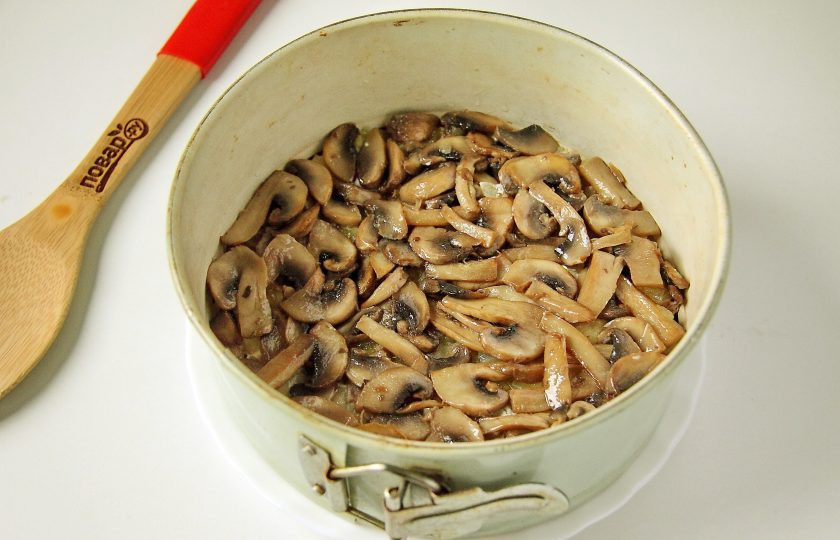 1. Этап. Салат Балерина: Затем грибной слой.