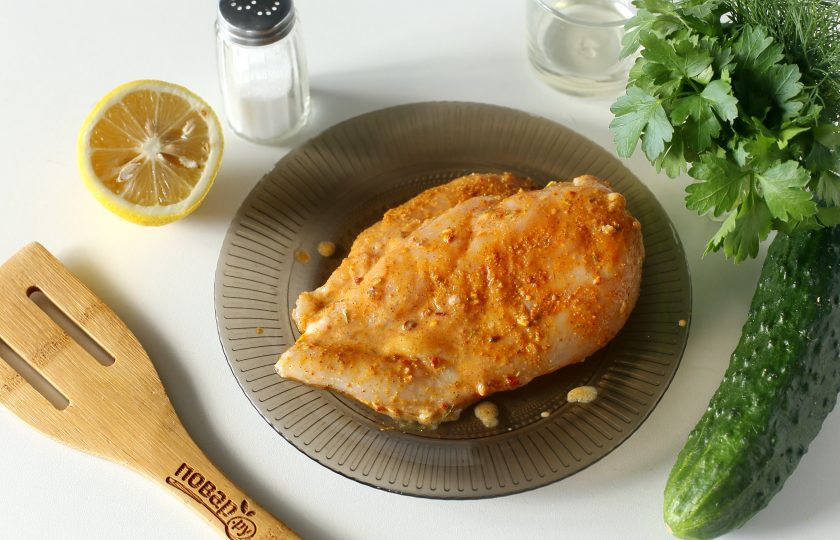 1. Этап. Салат с булгуром и курицей: Куриную грудку натрите со всех сторон солью и специями. Полейте соком лимона. Можно оставить грудку мариноваться на 30 минут, если времени совсем нет, то можно сразу приступать к жарке.