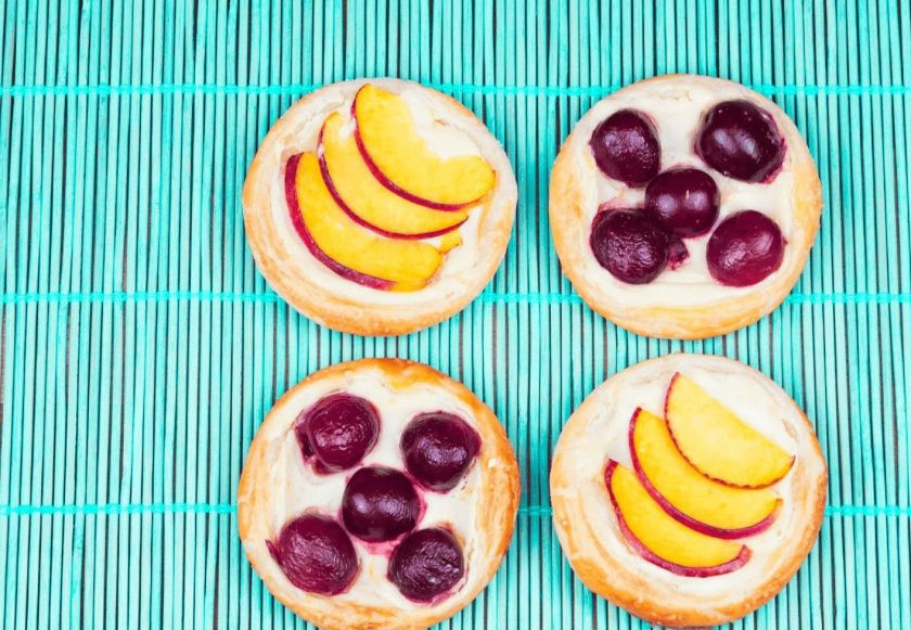 1. Этап. Слоеные пирожки на завтрак: 4. Выпекайте пирожки на застеленном пергаментной бумагой противне в разогретой до 200 градусов духовке 10-15 минут. Приятного аппетита!