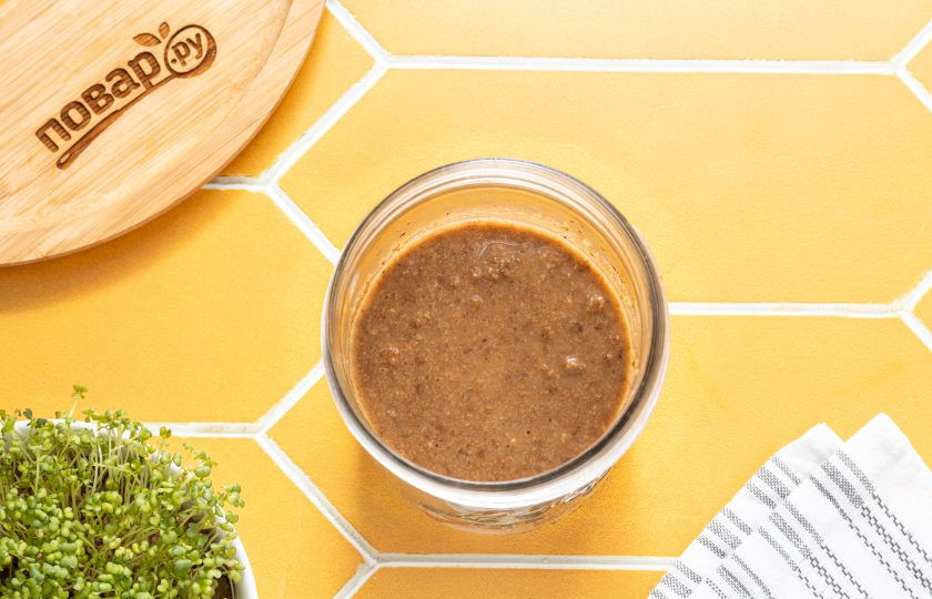 1. Этап. Закваска для кваса на дрожжах: Закваска спустя 3 дня будет немного пузыриться и приобретет характерный для кваса кисловатый запах. Пахнуть она должна приятно и быть без плесени, обязательно следите за этим, испорченную закваску нельзя будет использовать. Закваска для кваса на дрожжах готова.